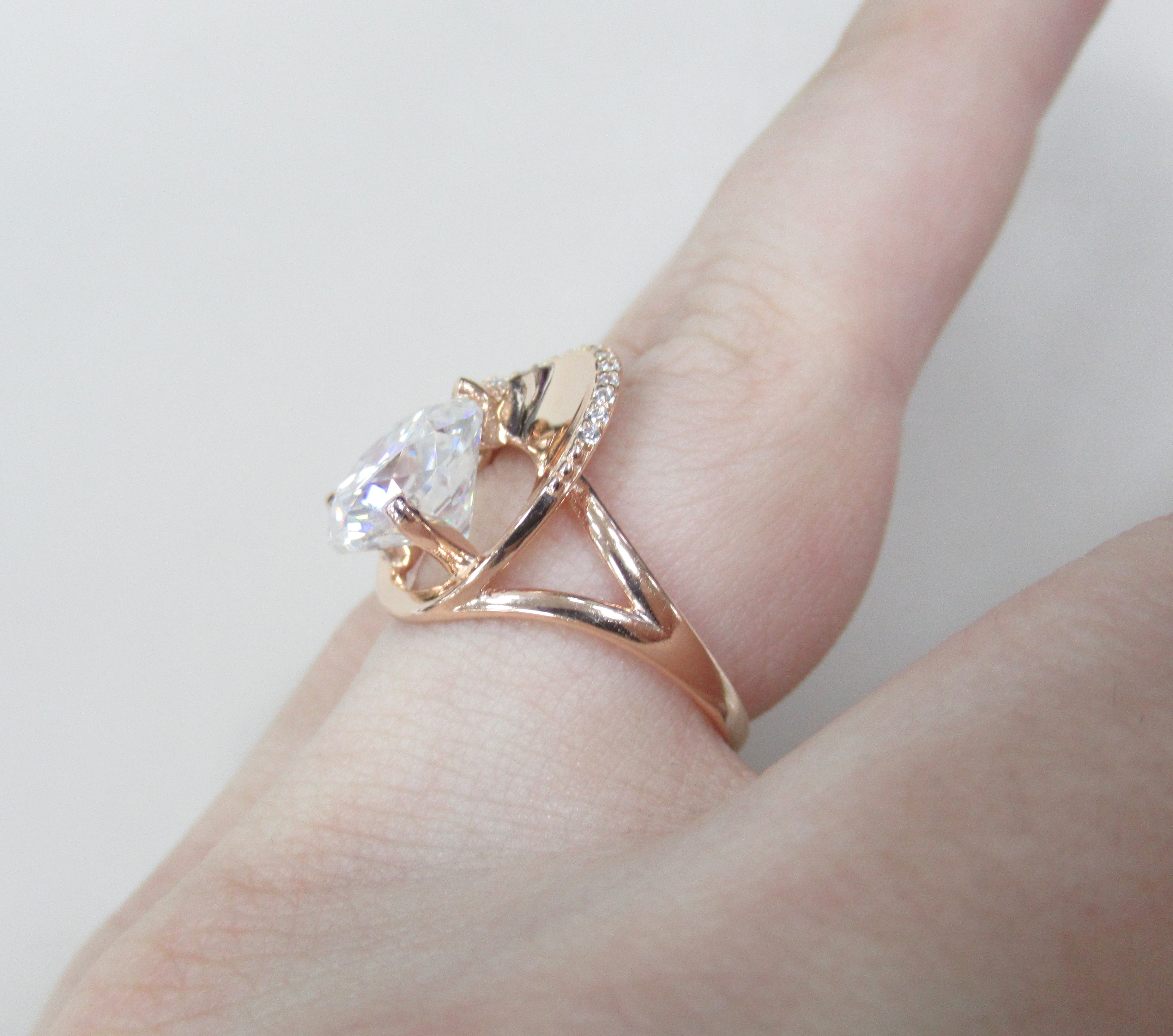 Серебряное кольцо с муассанитом